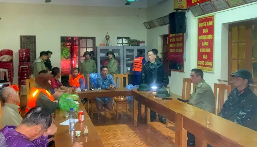 Đưa 11 thuyền viên gặp nạn do bão số 1 vào bờ an toàn Đưa 11 thuyền viên gặp nạn do bão số 1 vào bờ an toàn