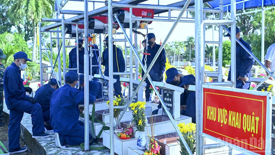 Đưa 237 mẫu hài cốt liệt sĩ ở Cà Mau đi giám định ADN tại Hà Nội Đưa 237 mẫu hài cốt liệt sĩ ở Cà Mau đi giám định ADN tại Hà Nội