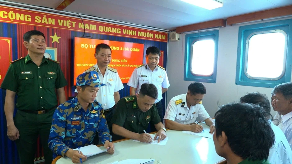 Đưa 33 ngư dân Quảng Ngãi gặp nạn vào bờ an toàn Đưa 33 ngư dân Quảng Ngãi gặp nạn vào bờ an toàn