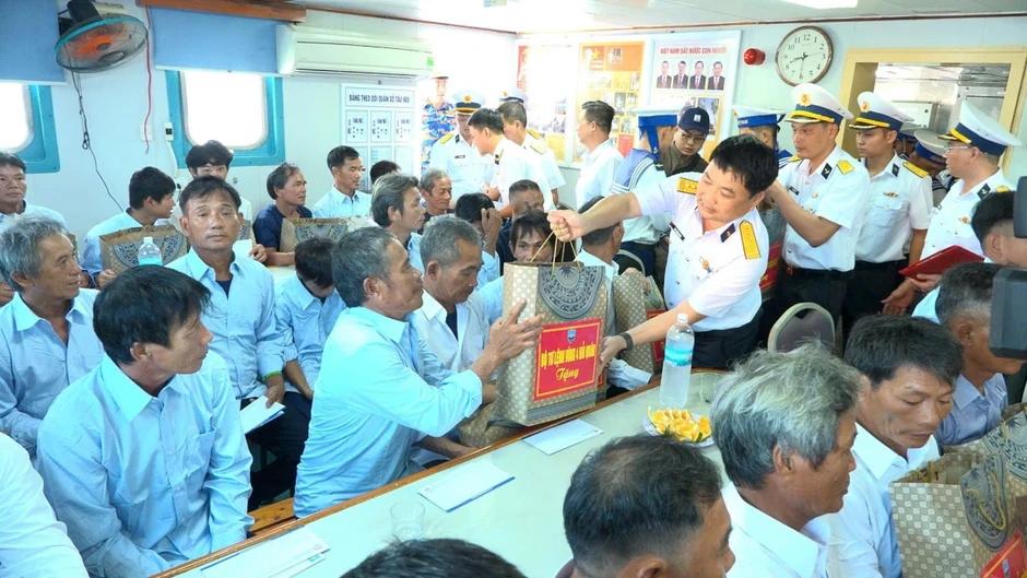 Đưa 33 ngư dân Quảng Ngãi gặp nạn vào bờ an toàn Đưa 33 ngư dân Quảng Ngãi gặp nạn vào bờ an toàn