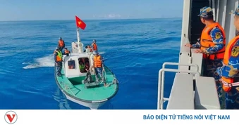 Đưa 33 ngư dân Quảng Ngãi gặp nạn vào bờ an toàn