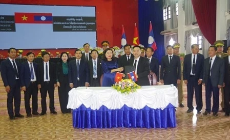 Đưa 8 hài cốt liệt sĩ quân tình nguyện từ Lào về an táng tại Hà Tĩnh Đưa 8 hài cốt liệt sĩ quân tình nguyện từ Lào về an táng tại Hà Tĩnh