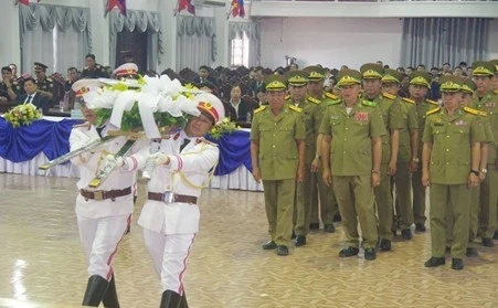 Đưa 8 hài cốt liệt sĩ quân tình nguyện từ Lào về an táng tại Hà Tĩnh Đưa 8 hài cốt liệt sĩ quân tình nguyện từ Lào về an táng tại Hà Tĩnh