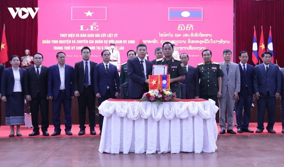 Đưa 9 liệt sĩ quân tình nguyện Việt Nam hy sinh tại Lào trở về đất mẹ Đưa 9 liệt sĩ quân tình nguyện Việt Nam hy sinh tại Lào trở về đất mẹ