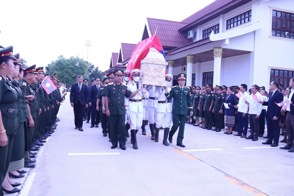 Đưa 9 liệt sĩ quân tình nguyện Việt Nam hy sinh tại Lào trở về đất mẹ Đưa 9 liệt sĩ quân tình nguyện Việt Nam hy sinh tại Lào trở về đất mẹ