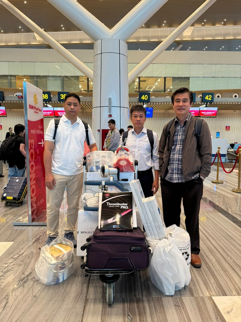 Đưa ECMO ra Phú Quốc cấp cứu nạn nhân vụ lật ca nô Đưa ECMO ra Phú Quốc cấp cứu nạn nhân vụ lật ca nô