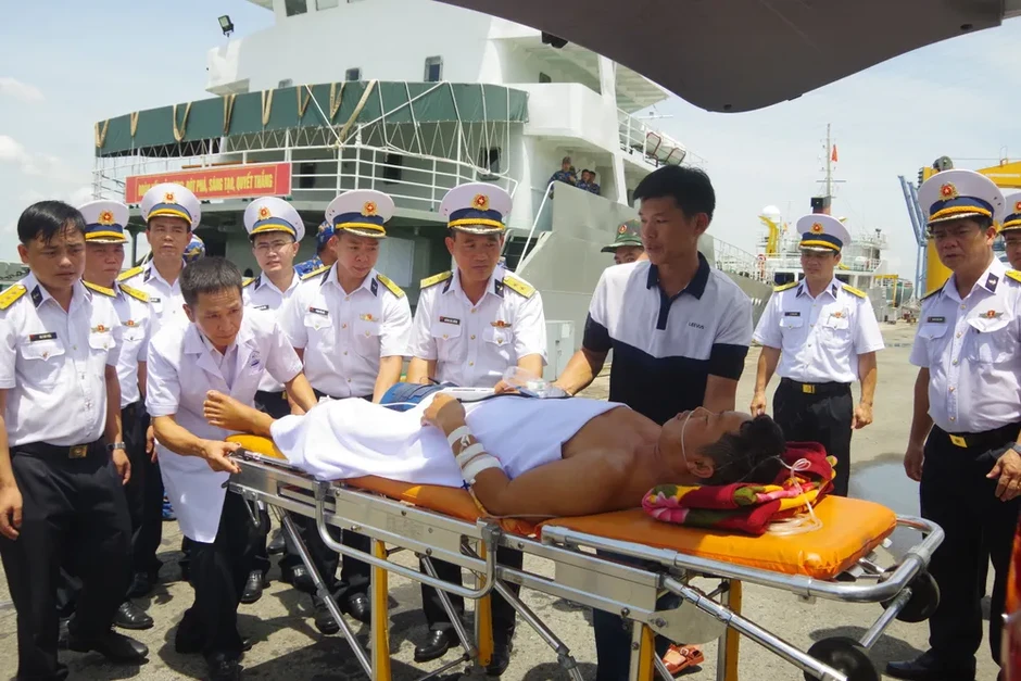Đưa ngư dân bị tai nạn từ Trường Sa vào bờ an toàn Đưa ngư dân bị tai nạn từ Trường Sa vào bờ an toàn