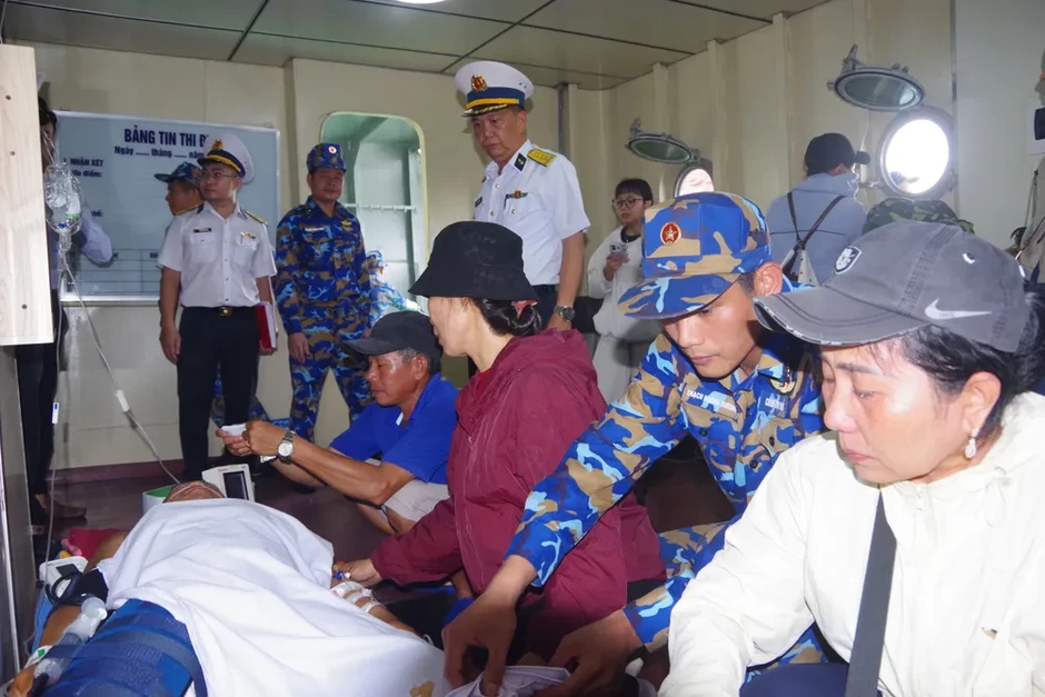 Đưa ngư dân bị tai nạn từ Trường Sa vào bờ an toàn Đưa ngư dân bị tai nạn từ Trường Sa vào bờ an toàn