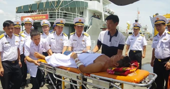 Đưa ngư dân bị tai nạn từ Trường Sa vào bờ an toàn