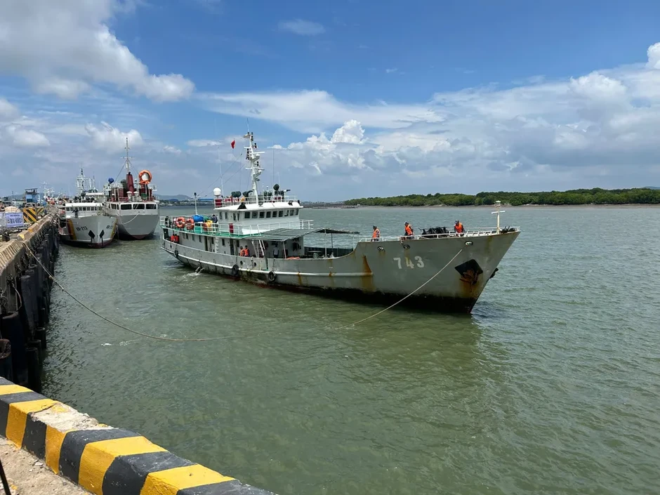 Đưa ngư dân trôi dạt 4 ngày trên biển vào bờ an toàn Đưa ngư dân trôi dạt 4 ngày trên biển vào bờ an toàn