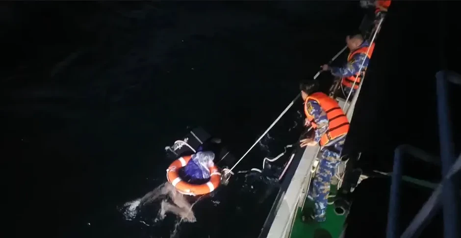 Đưa ngư dân trôi dạt 4 ngày trên biển vào bờ an toàn Đưa ngư dân trôi dạt 4 ngày trên biển vào bờ an toàn