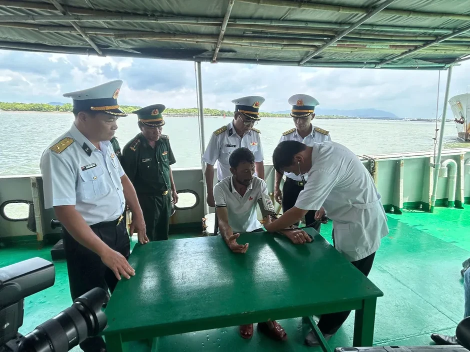 Đưa ngư dân trôi dạt 4 ngày trên biển vào bờ an toàn Đưa ngư dân trôi dạt 4 ngày trên biển vào bờ an toàn