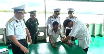 Đưa ngư dân trôi dạt 4 ngày trên biển vào bờ an toàn