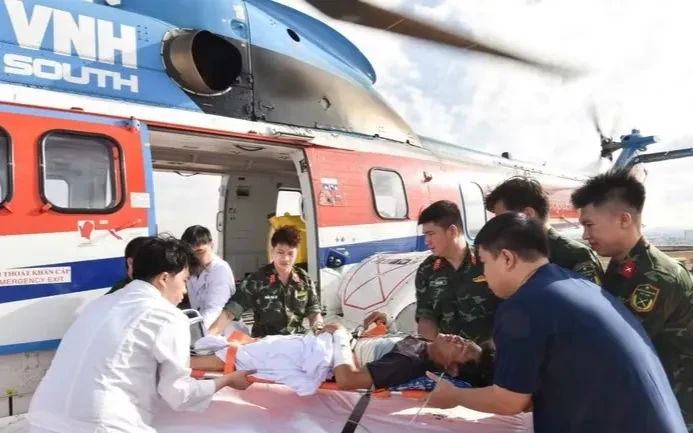 Đưa người dân bị tai nạn nguy kịch ở Trường Sa về đất liền điều trị Đưa người dân bị tai nạn nguy kịch ở Trường Sa về đất liền điều trị