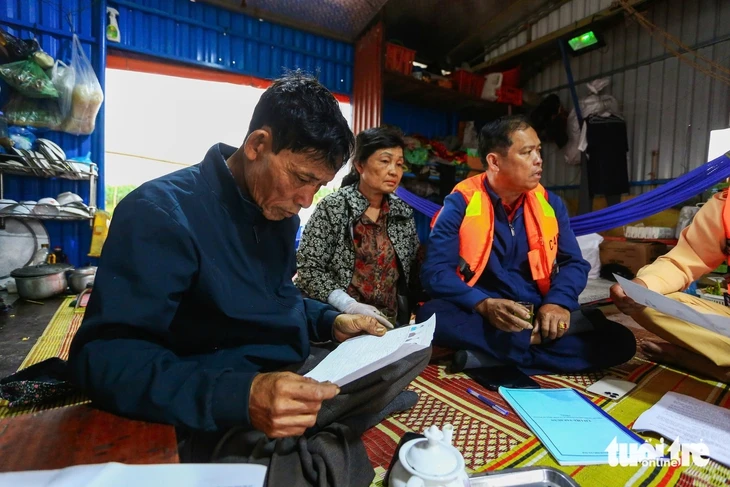 Đưa thông tin bầu cử đến với cử tri vùng sông nước ở Hà Nội Đưa thông tin bầu cử đến với cử tri vùng sông nước ở Hà Nội