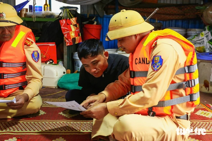 Đưa thông tin bầu cử đến với cử tri vùng sông nước ở Hà Nội Đưa thông tin bầu cử đến với cử tri vùng sông nước ở Hà Nội