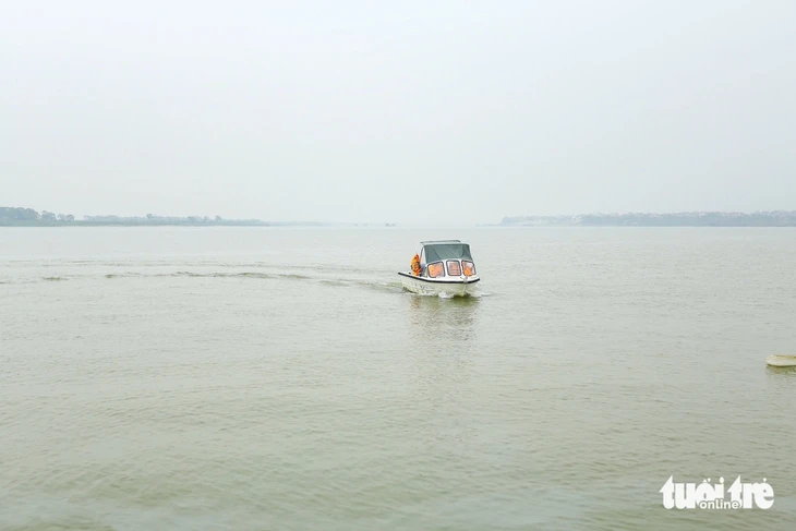Đưa thông tin bầu cử đến với cử tri vùng sông nước ở Hà Nội Đưa thông tin bầu cử đến với cử tri vùng sông nước ở Hà Nội