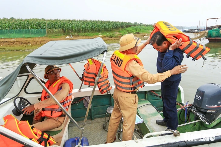 Đưa thông tin bầu cử đến với cử tri vùng sông nước ở Hà Nội Đưa thông tin bầu cử đến với cử tri vùng sông nước ở Hà Nội