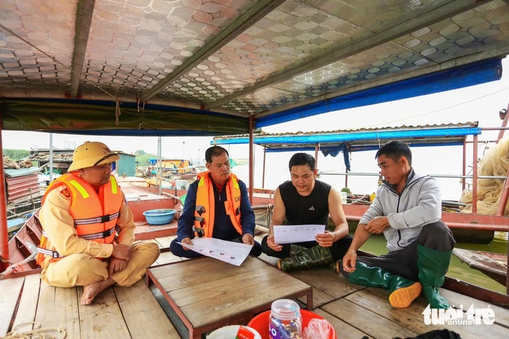 Đưa thông tin bầu cử đến với cử tri vùng sông nước ở Hà Nội Đưa thông tin bầu cử đến với cử tri vùng sông nước ở Hà Nội