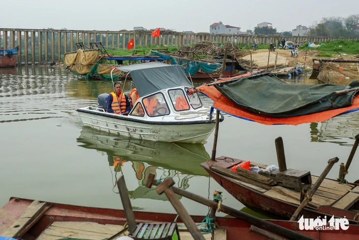 Đưa thông tin bầu cử đến với cử tri vùng sông nước ở Hà Nội Đưa thông tin bầu cử đến với cử tri vùng sông nước ở Hà Nội