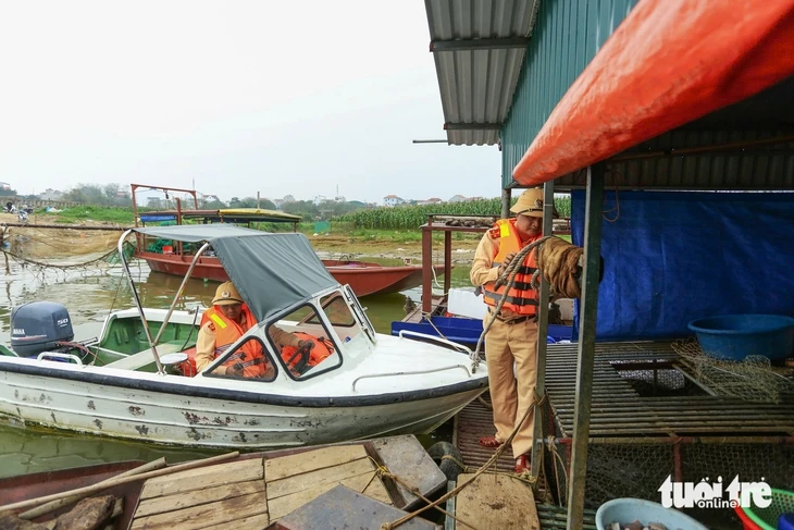 Đưa thông tin bầu cử đến với cử tri vùng sông nước ở Hà Nội Đưa thông tin bầu cử đến với cử tri vùng sông nước ở Hà Nội