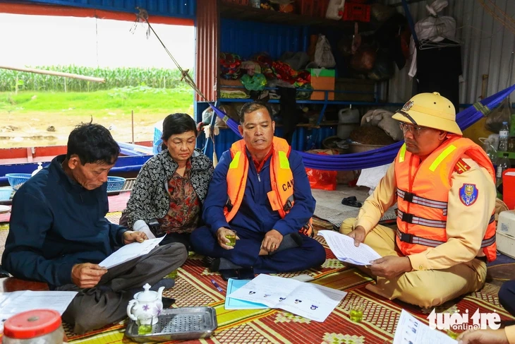 Đưa thông tin bầu cử đến với cử tri vùng sông nước ở Hà Nội Đưa thông tin bầu cử đến với cử tri vùng sông nước ở Hà Nội