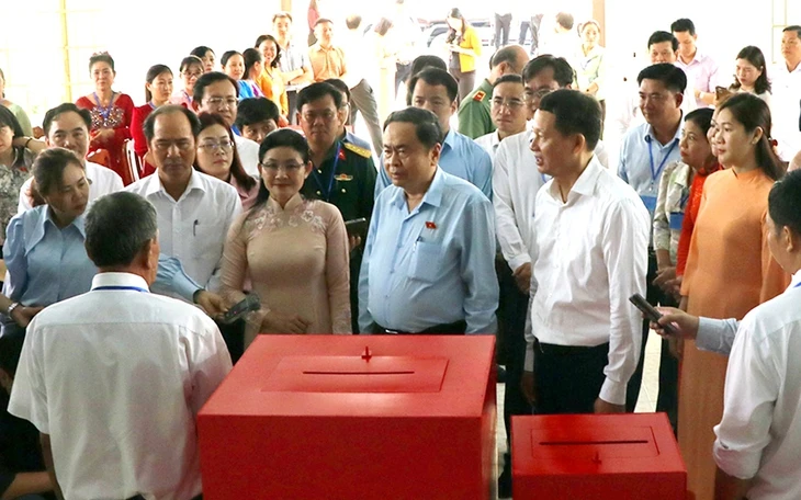 Đưa thông tin bầu cử đến với cử tri vùng sông nước ở Hà Nội Đưa thông tin bầu cử đến với cử tri vùng sông nước ở Hà Nội