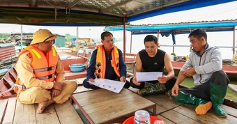 Đưa thông tin bầu cử đến với cử tri vùng sông nước ở Hà Nội