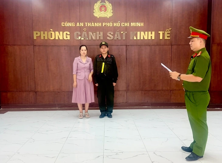 Dùng AI sao chép thiết kế áo dài, chủ thương hiệu vải 'Đất Lành' bị khởi tố Dùng AI sao chép thiết kế áo dài, chủ thương hiệu vải 'Đất Lành' bị khởi tố