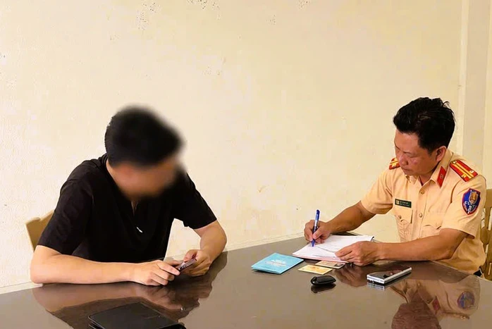 Dùng băng dính thay đổi biển số, thanh niên ở Thanh Hóa đi "xế hộp" nhận cái kết đắng Dùng băng dính thay đổi biển số, thanh niên ở Thanh Hóa đi "xế hộp" nhận cái kết đắng