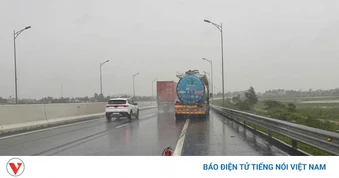 Dùng bình cứu hỏa cảnh báo xe gặp sự cố, tài xế bị phạt 13 triệu đồng