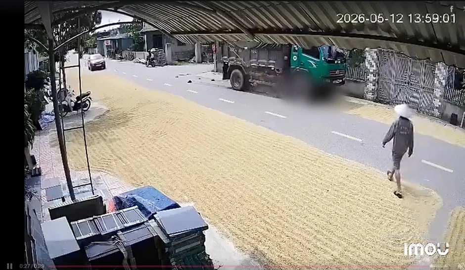 Dùng cào tấn công tài xế khi bị nhắc nhở phơi lúa trên đường Dùng cào tấn công tài xế khi bị nhắc nhở phơi lúa trên đường