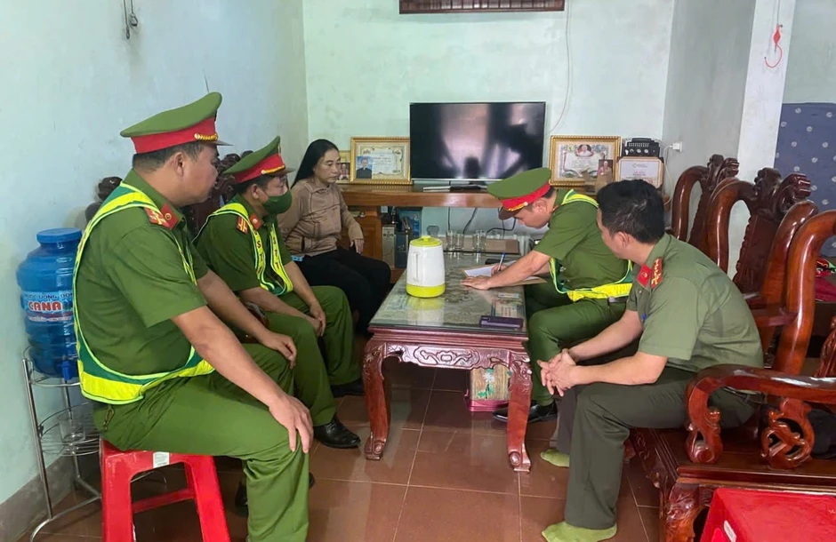 Dùng cào tấn công tài xế khi bị nhắc nhở phơi lúa trên đường Dùng cào tấn công tài xế khi bị nhắc nhở phơi lúa trên đường