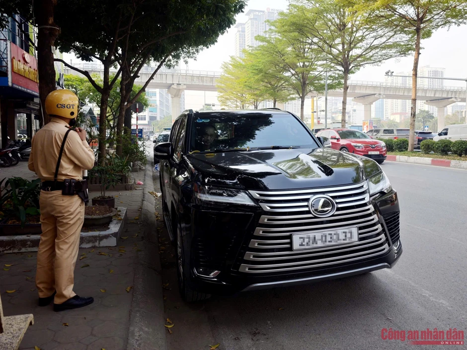 Dừng đỗ bừa bãi trên đường, xế sang Lexus lẫn xe lu đều bị CSGT xử phạt