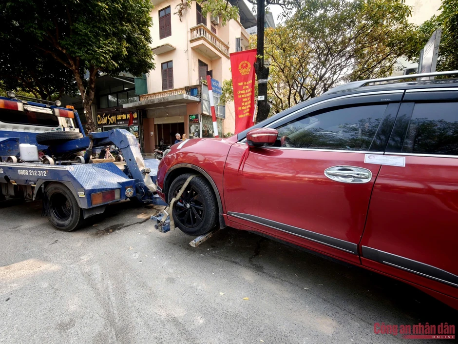 Dừng đỗ bừa bãi trên đường, xế sang Lexus lẫn xe lu đều bị CSGT xử phạt