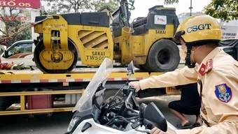 Dừng đỗ bừa bãi trên đường, xế sang Lexus&nbsp;lẫn xe lu đều bị CSGT xử phạt