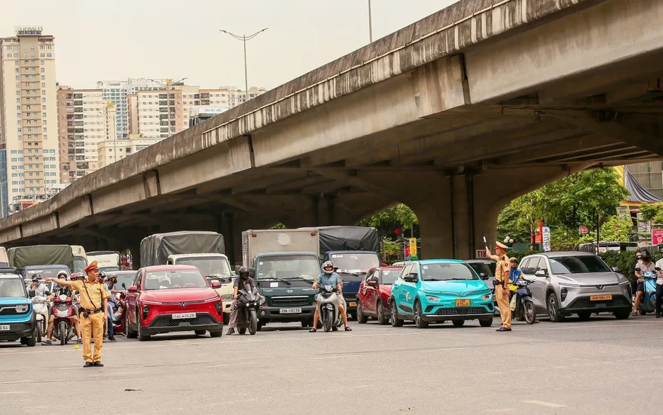 Dừng đúng vạch, chờ đúng đèn - góp phần xây dựng giao thông Thủ đô văn minh Dừng đúng vạch, chờ đúng đèn - góp phần xây dựng giao thông Thủ đô văn minh