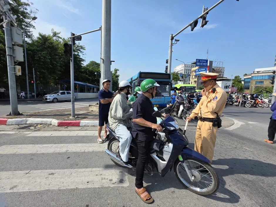 Dừng đúng vạch, chờ đúng đèn - góp phần xây dựng giao thông Thủ đô văn minh Dừng đúng vạch, chờ đúng đèn - góp phần xây dựng giao thông Thủ đô văn minh