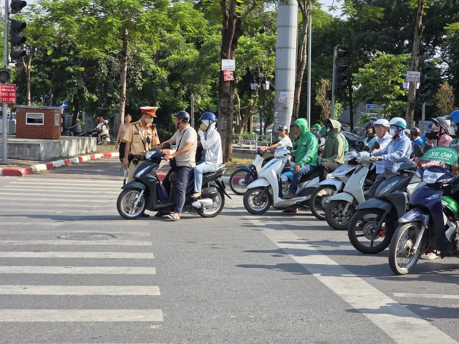 Dừng đúng vạch, chờ đúng đèn - góp phần xây dựng giao thông Thủ đô văn minh Dừng đúng vạch, chờ đúng đèn - góp phần xây dựng giao thông Thủ đô văn minh
