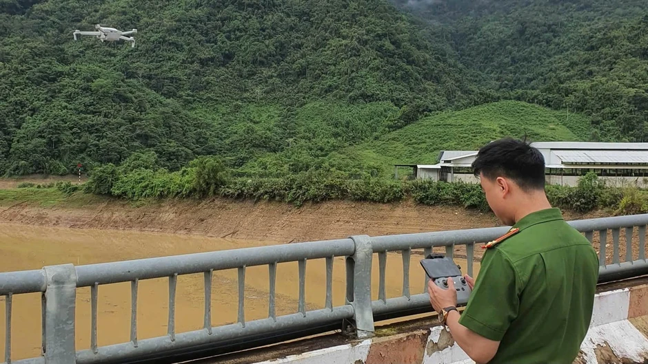 Dùng flycam tìm kiếm nạn nhân đuối nước trên sông Đà Dùng flycam tìm kiếm nạn nhân đuối nước trên sông Đà