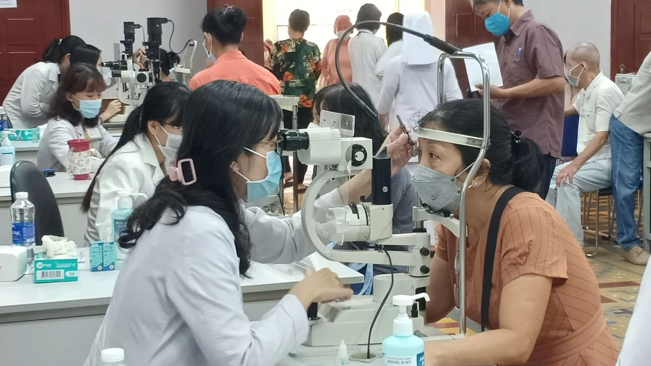 Dùng máy tính nhiều làm tăng nguy cơ mắc bệnh Glôcôm gây mù lòa Dùng máy tính nhiều làm tăng nguy cơ mắc bệnh Glôcôm gây mù lòa