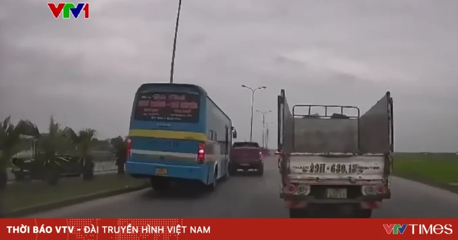 Dùng ô tô chặn đường khi đang di chuyển: Hành vi nguy hiểm, tiềm ẩn tai nạn