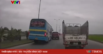 Dùng ô tô chặn đường khi đang di chuyển: Hành vi nguy hiểm, tiềm ẩn tai nạn