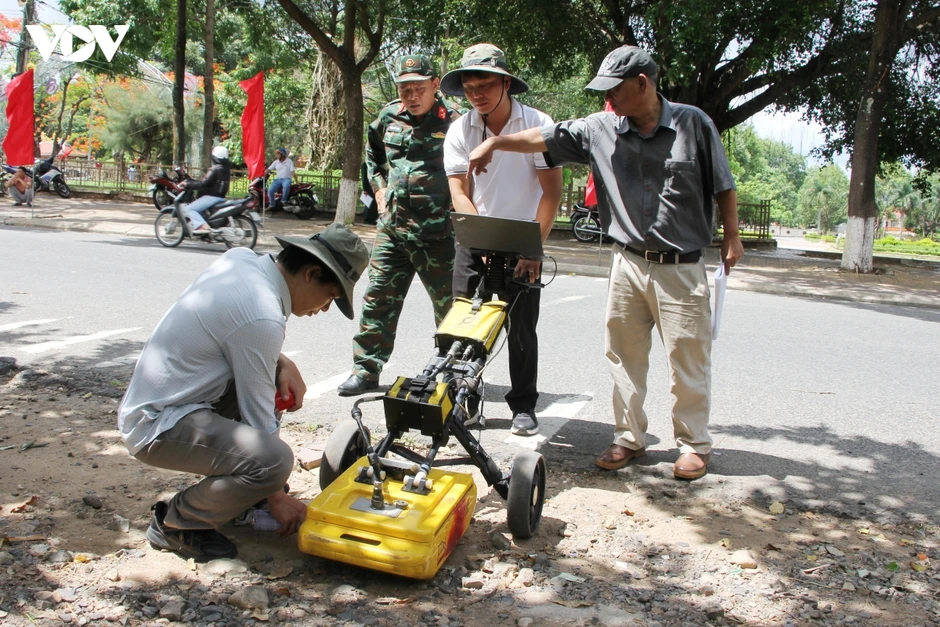 Dùng radar xuyên đất hỗ trợ tìm kiếm mộ tập thể liệt sĩ ở Quảng Ngãi Dùng radar xuyên đất hỗ trợ tìm kiếm mộ tập thể liệt sĩ ở Quảng Ngãi