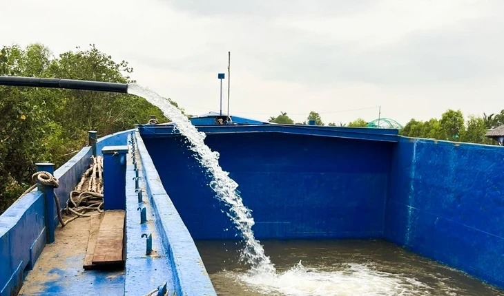 Dùng sà lan chở 23.000m³ nước ngọt 'giải tỏa cơn khát' cho dân đảo Hải Tặc Dùng sà lan chở 23.000m³ nước ngọt 'giải tỏa cơn khát' cho dân đảo Hải Tặc