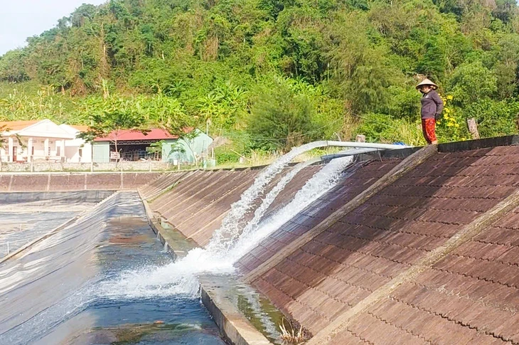 Dùng sà lan chở 23.000m³ nước ngọt 'giải tỏa cơn khát' cho dân đảo Hải Tặc Dùng sà lan chở 23.000m³ nước ngọt 'giải tỏa cơn khát' cho dân đảo Hải Tặc