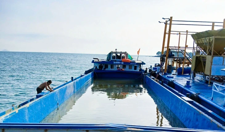 Dùng sà lan chở 23.000m³ nước ngọt 'giải tỏa cơn khát' cho dân đảo Hải Tặc Dùng sà lan chở 23.000m³ nước ngọt 'giải tỏa cơn khát' cho dân đảo Hải Tặc