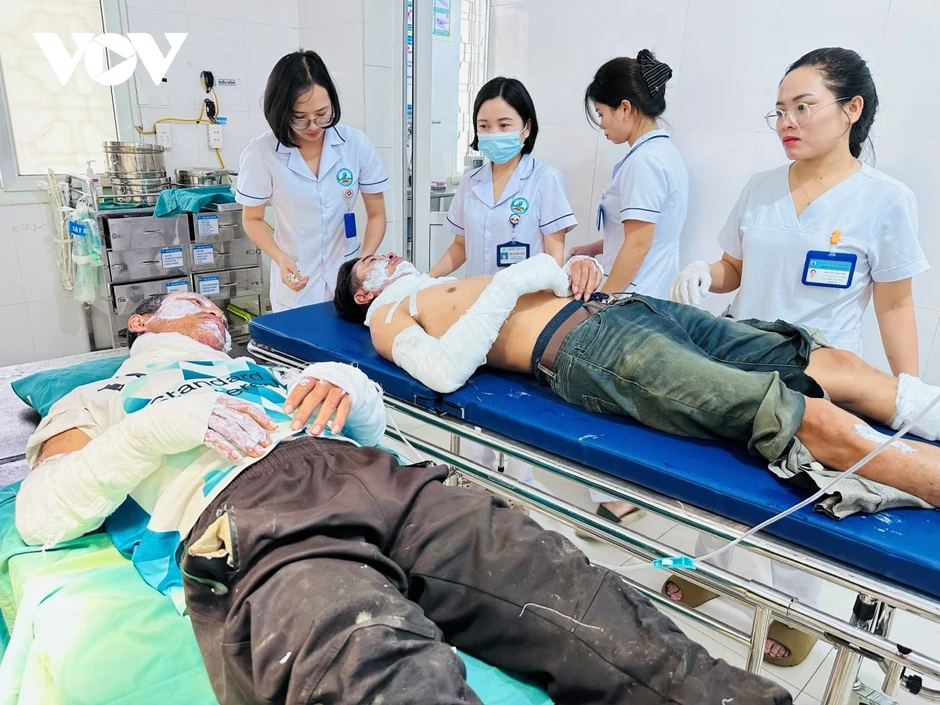 Dùng xăng chữa bỏng, hai người đàn ông phải nhập viện Dùng xăng chữa bỏng, hai người đàn ông phải nhập viện