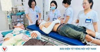Dùng xăng chữa bỏng, hai người đàn ông phải nhập viện