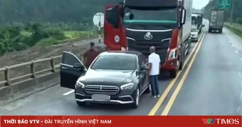 Dừng xe ''phân bua'' trên cao tốc, tài xế xe con bị phạt